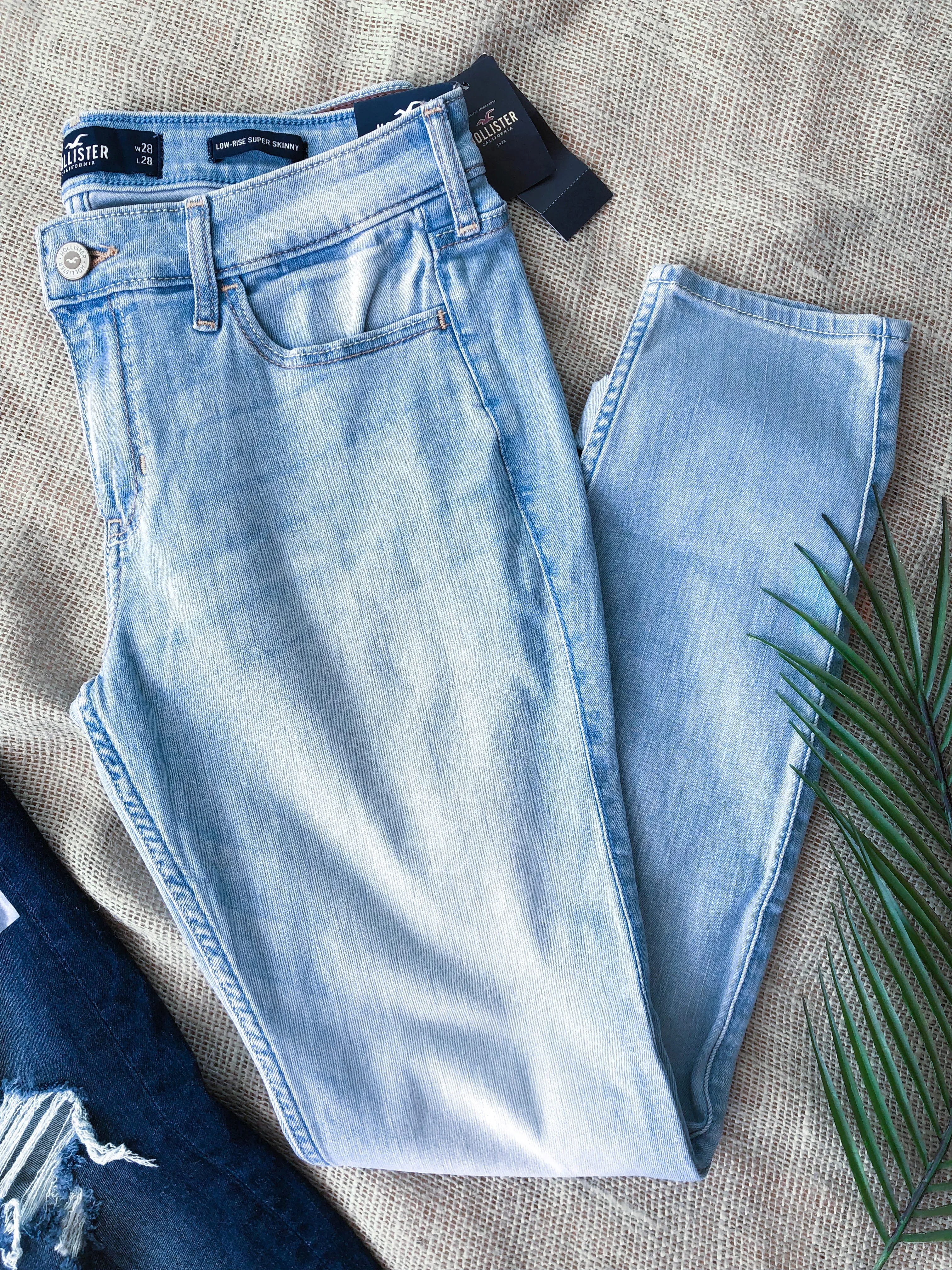 Light wash Hollister Jeans - 7Short/28